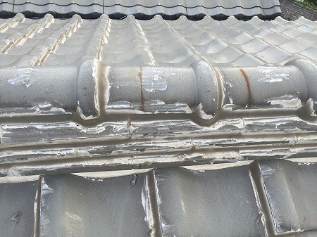 棟瓦にはコーキングがベットリ！