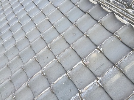 桟瓦にもコーキングが塗られ、雨水が抜けにくくなります。