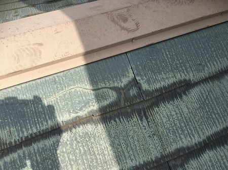 棟際にカラーベスト割れ