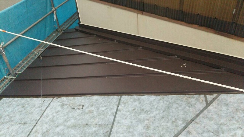 斜めの壁際の立平葺仕舞