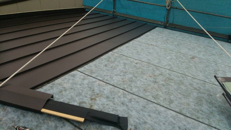 立平葺を嵌合させて屋根に敷いてきます。