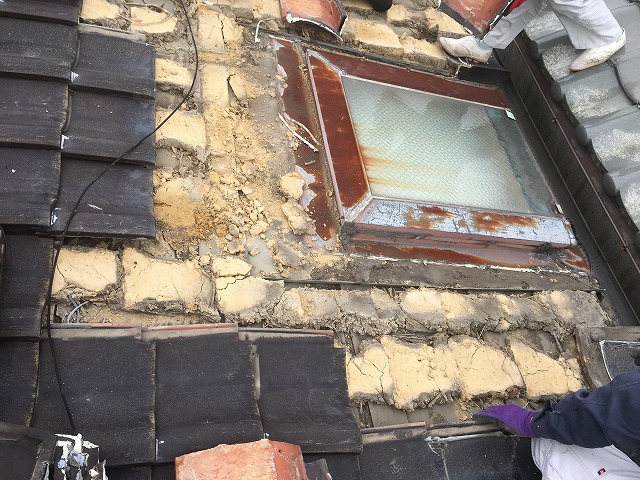 トップライトまわりの瓦解体写真