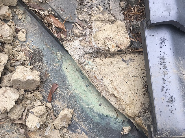谷際瓦下屋根土状況