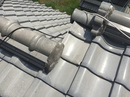 棟止まり部分は漆喰で塞ぎます。