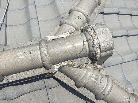 三つ又の取り合い部分の漆喰は劣化しています。