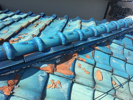 凍害でわれた和型釉薬瓦