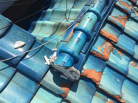 棟違い部分の瓦も凍害で割れてます。