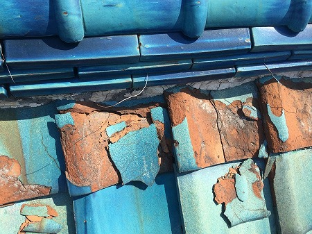 凍害がすすんで、真っ二つに瓦が割れています。