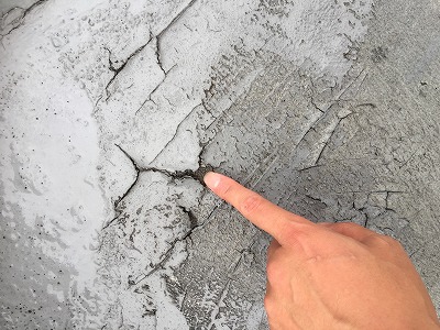 雨漏り修理 防水が割れ、下地が見えています