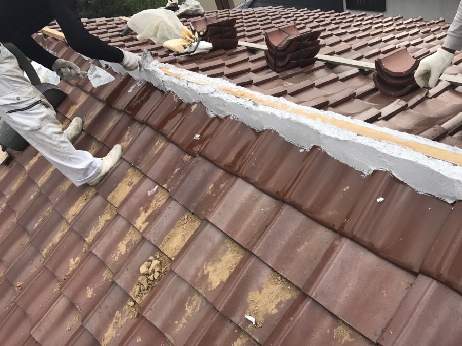 垂木になんばん漆喰を盛っていきます。