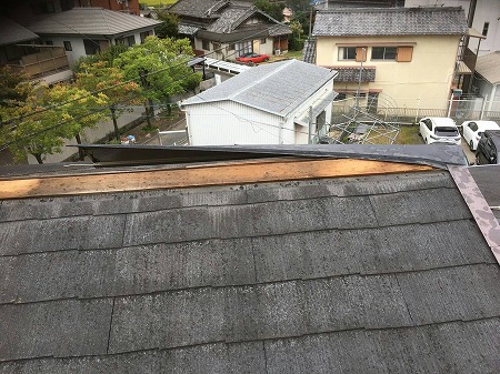 棟包板金が風で煽られて外れかかっています。