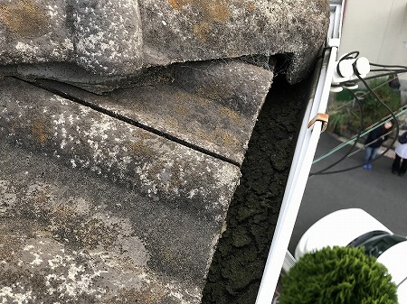 軒樋には多くの汚泥が堆積してます。