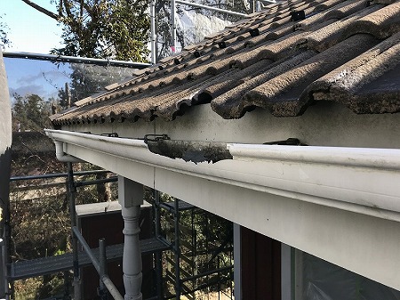 軒先の瓦と一緒に樋も割れています。