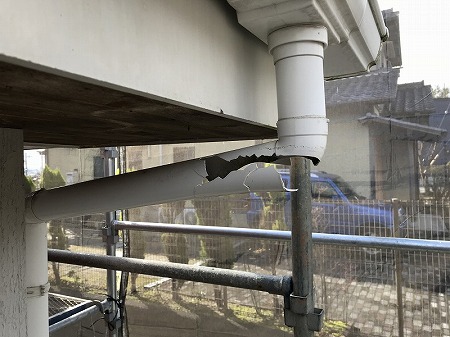 竪樋のエルボ付近が割れております。