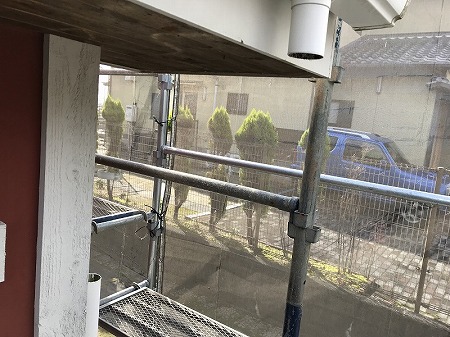 割れた竪樋部分をカットします。