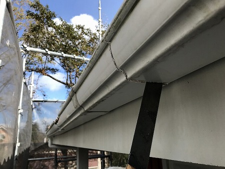 軒樋をカットします。