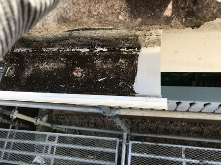 接着剤が付くように拭いてキレイにします。