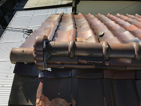 瓦のズレにより通りの歪み