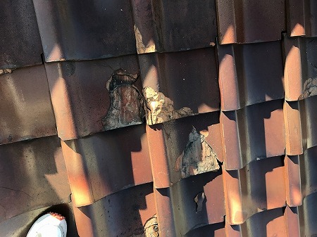 表面が凍て割れ起こした瓦