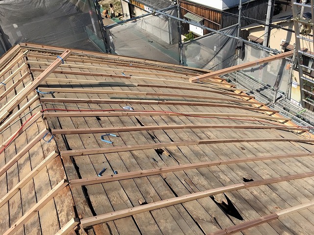 既存の野地に垂木を打ち合付けて嵩上げをします。