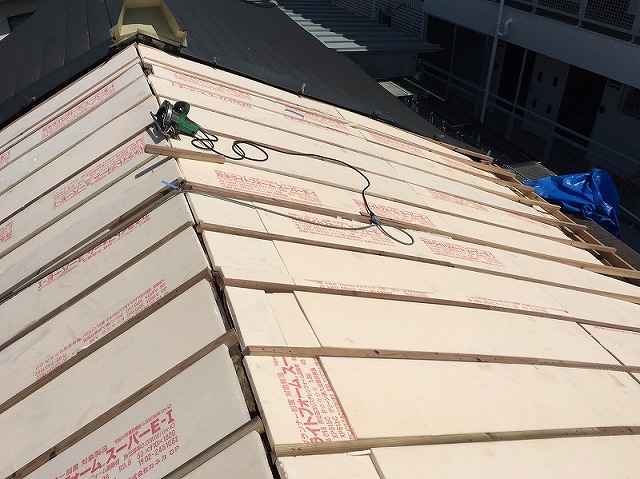 垂木の間に断熱材のスタイロフォームを敷いています。