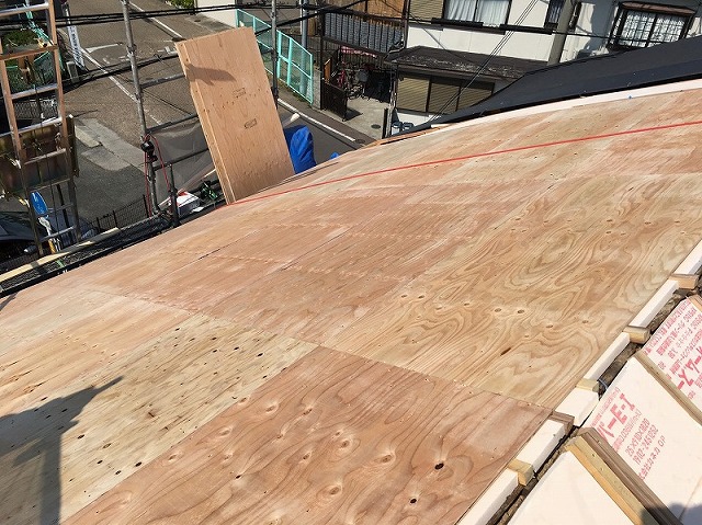 コンパネを垂木に打ち、野地仕舞を行います。