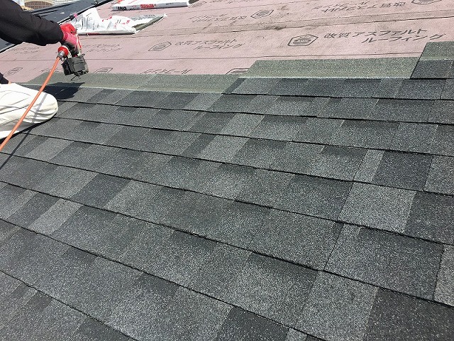 リッジウェイを葺きあげていきます。