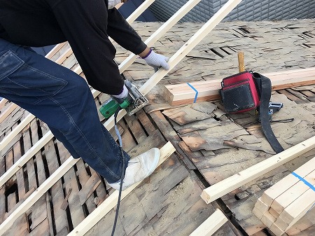 垂木を打ち付けます