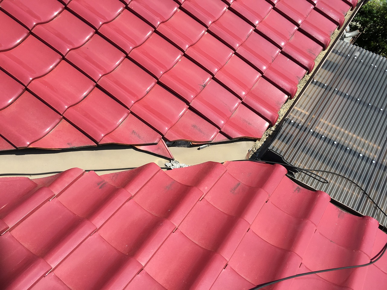 谷板金周辺の瓦ずれと漆喰の落下