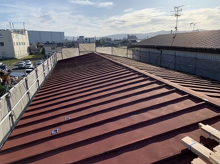 現在の瓦棒板金の上にコンパネ下地を作ります。