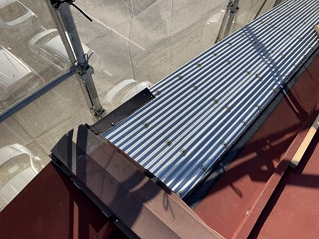 昨年の台風の被害で飛散した部分んは、波板鋼板で応急修理されています。