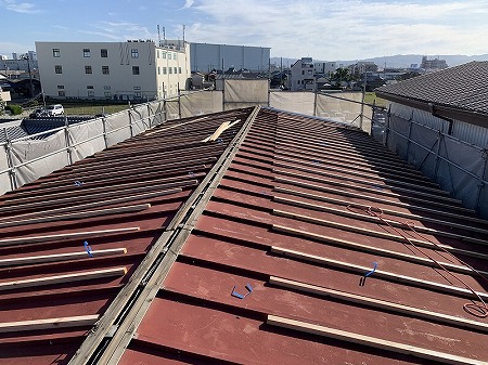 瓦棒の桟の横に新しい垂木をビスで留めつけて行きます。