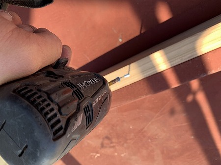 瓦棒の桟の横に新しい垂木をビスで留めつけて行きます。