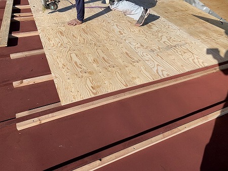 瓦棒の桟の側面に垂木を打ち付け、コンパネを留めて行きます。