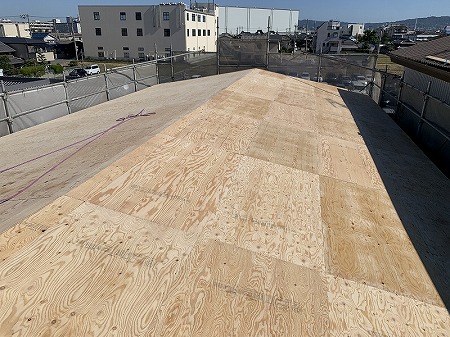 コンパネ野地の工事が完了しました。