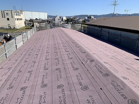 コンパネ下地の上からゴムアスルーフィングを貼ります。