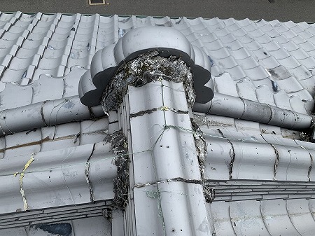 重厚な棟のある家