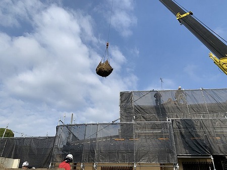 クレーンによる瓦の搬出