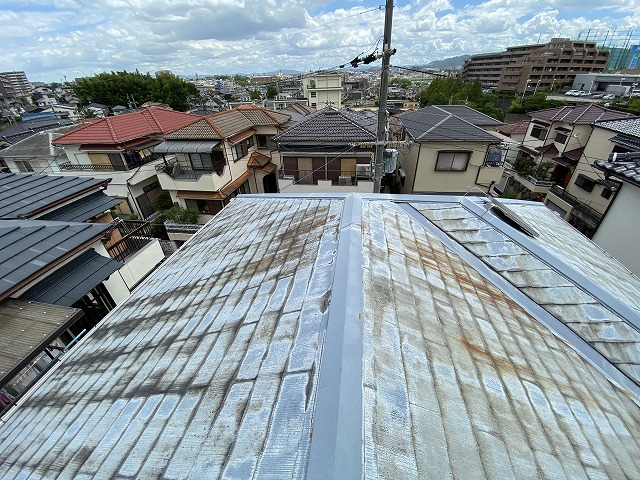 棟部分を中心とした雨染みの広がり