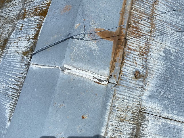 雨押え部分の劣化とコーキングの破断