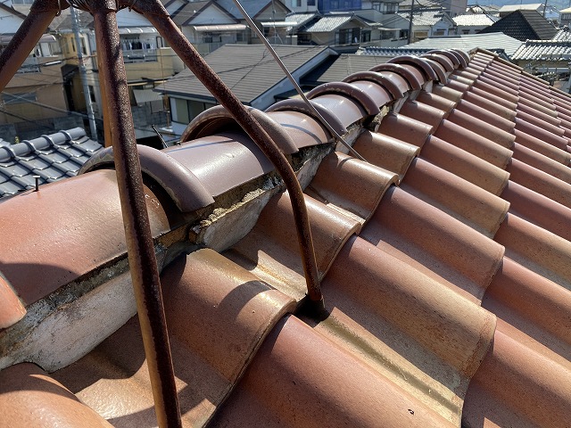 棟瓦の内部の劣化を確認