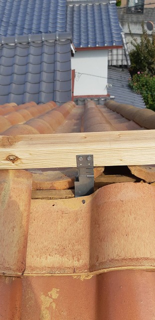 新しい芯木（しんぎ）と金具の設置