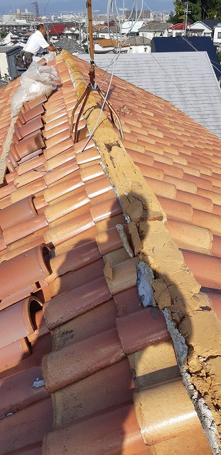 既存棟瓦と古い土の撤去