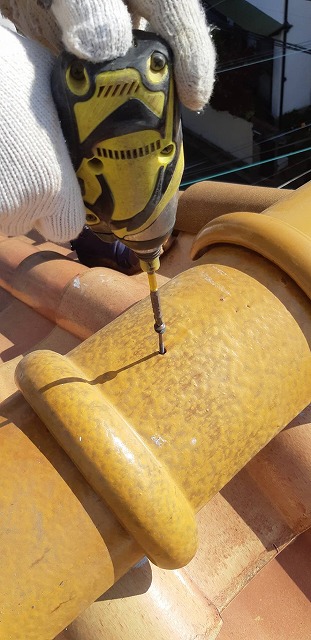 棟瓦の固定作業