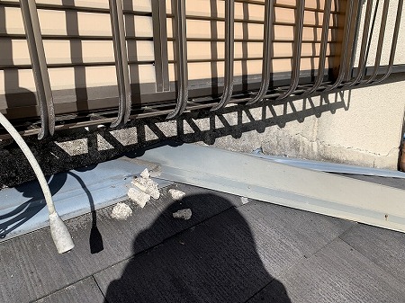 モルタル割れて落ちています。