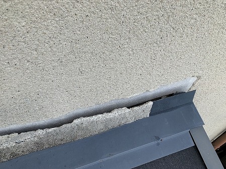 壁のモルタルが割れてます。