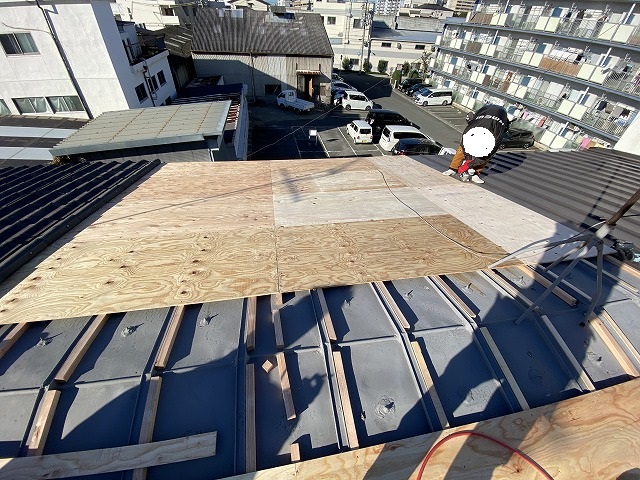 下地調整と合板の設置