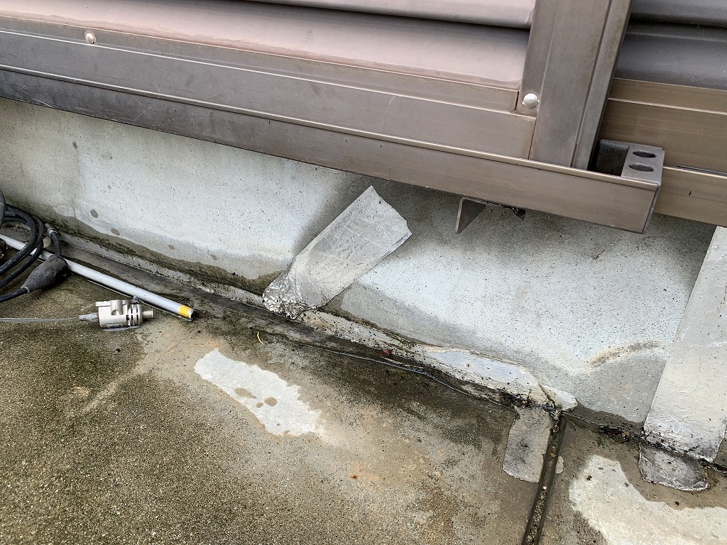 防水テープで補修がされています。