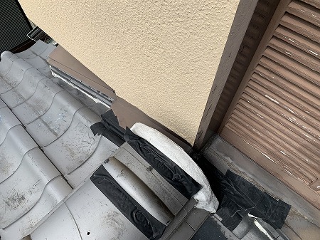 瓦と、窓枠の取り合いの雨仕舞が悪い