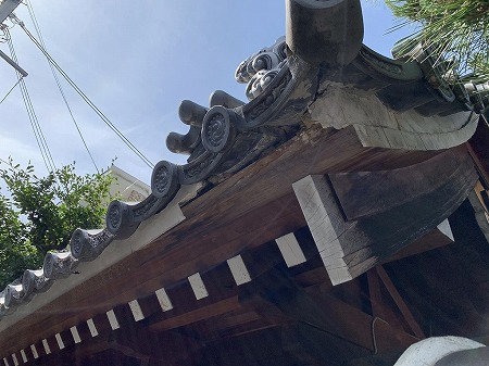 雀口の漆喰が剥がれています。